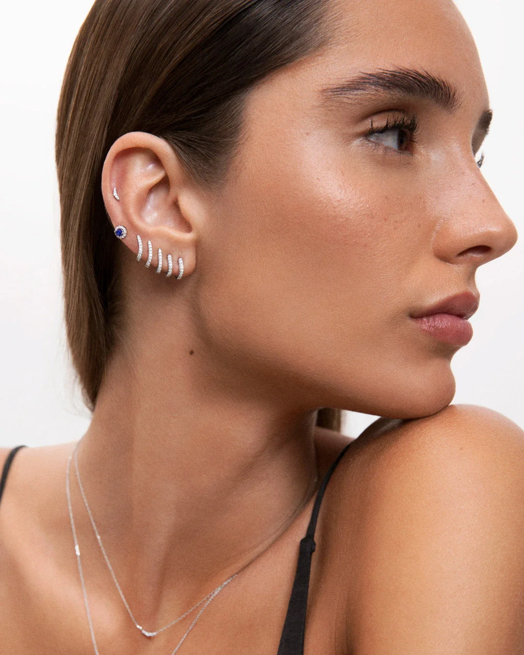 Pendientes Anette Mini de Zafiro y Diamante en Oro Blanco de 18 Kt - Image 2