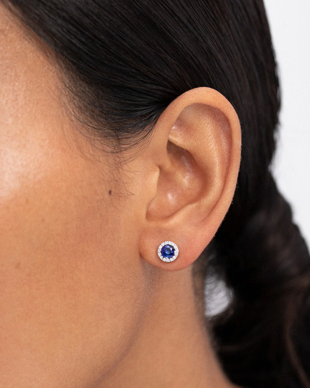 Pendientes Anette de Zafiro y Diamantes en Oro Blanco de 18 Kt - Image 2
