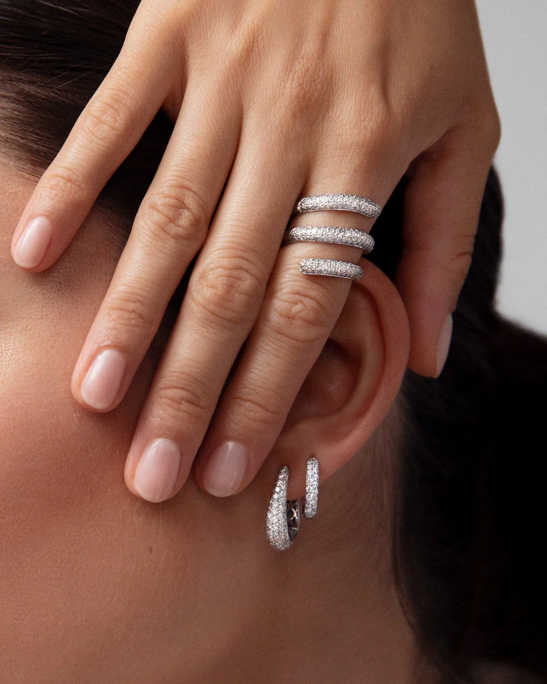 Pendientes Apogeo de Diamantes en Oro Blanco de 18 Kt - Image 2