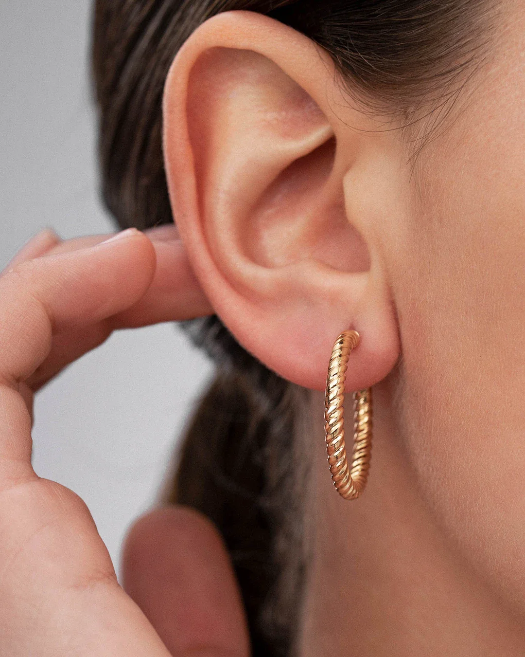 Pendientes Aro Gallonado Grande en Oro Amarillo de 18 Kt - Image 2