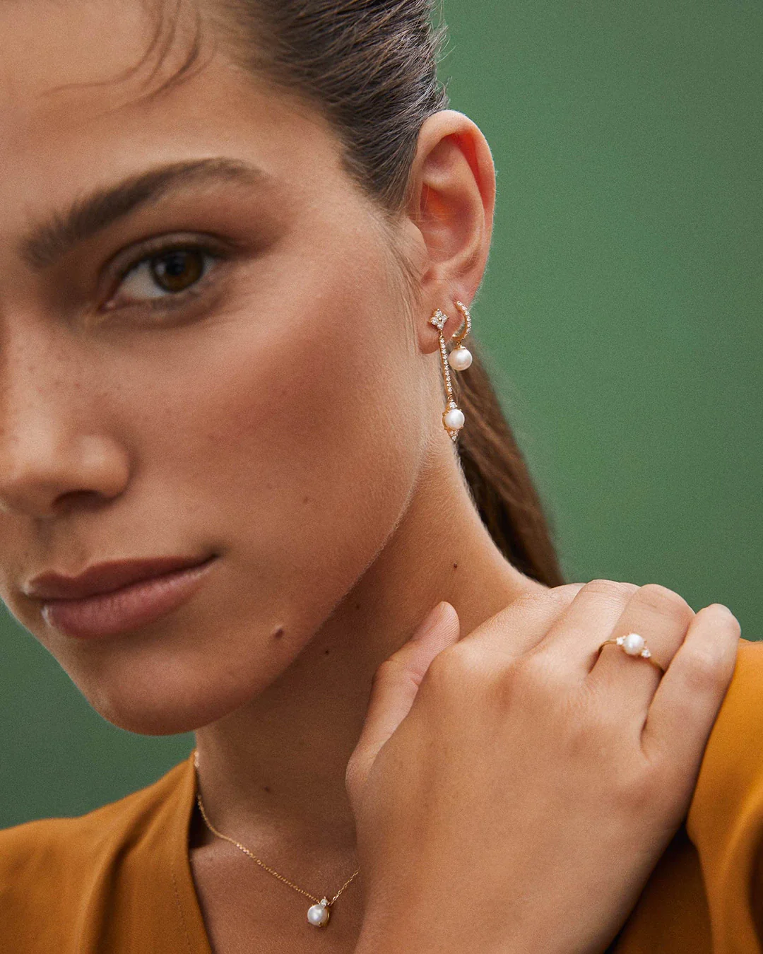 Pendientes de Aro Holly de Perlas y Diamantes en Oro Amarillo de 18 Kt - Image 3