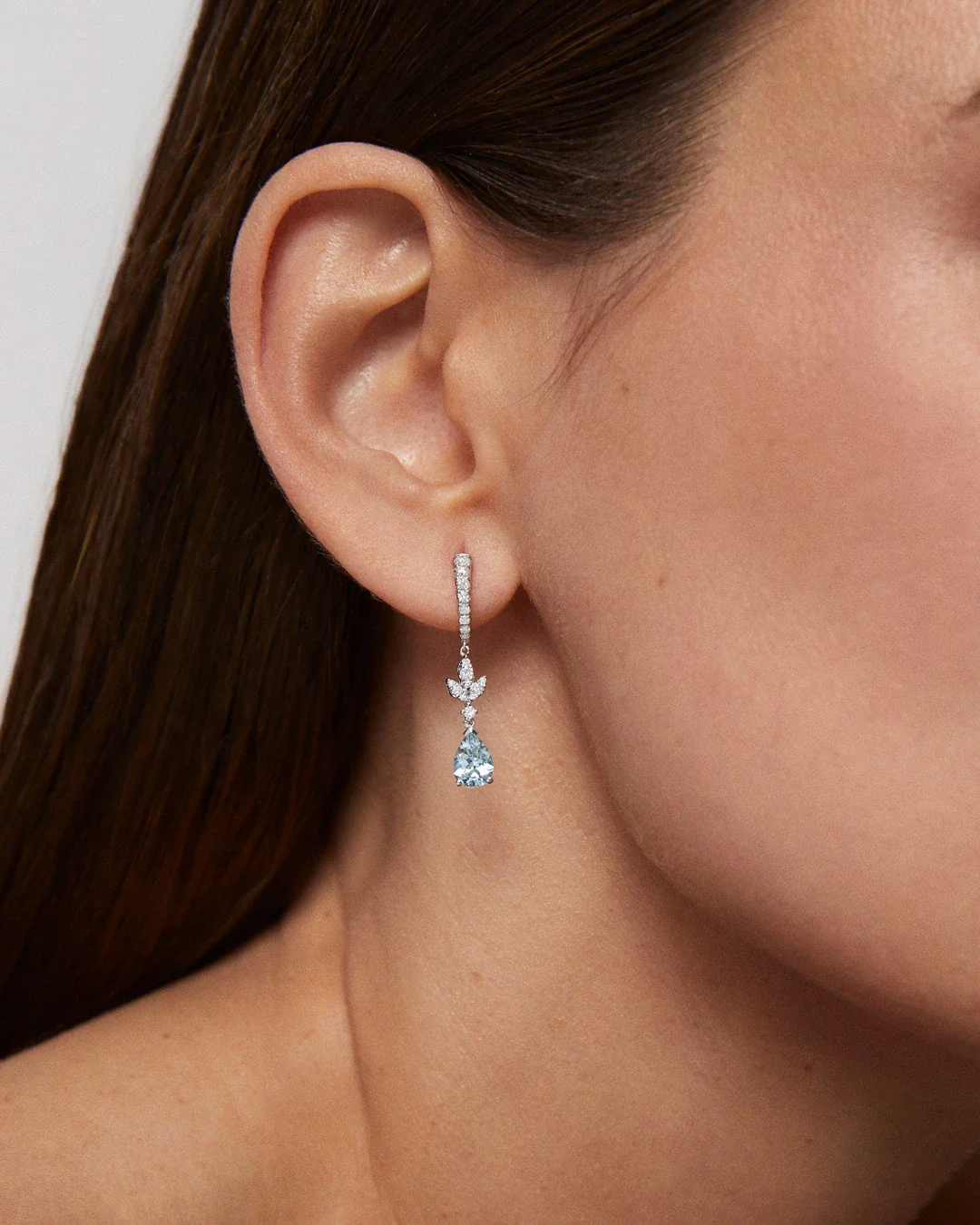 Pendientes de Aro Marella de Aguamarinas y Diamantes en Oro Blanco de 18 Kt - Image 2