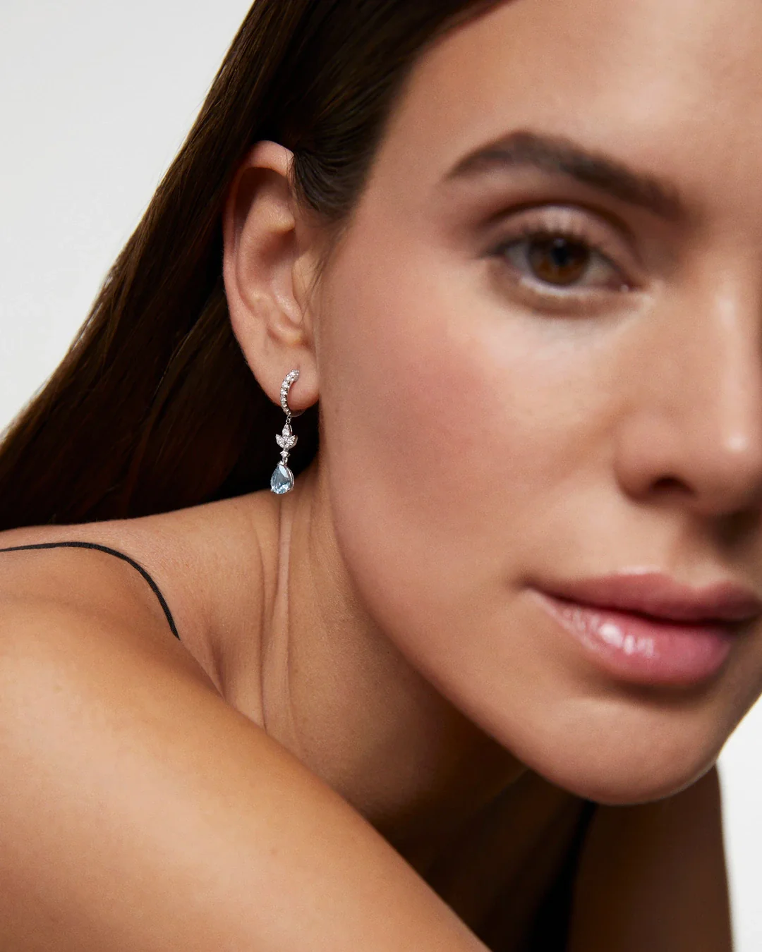 Pendientes de Aro Marella de Aguamarinas y Diamantes en Oro Blanco de 18 Kt - Image 3
