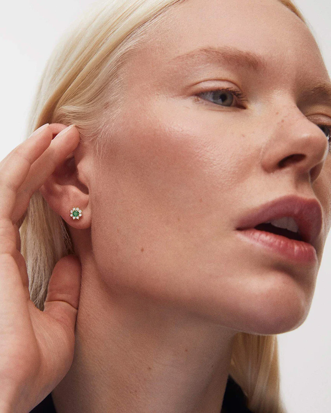 Pendientes Astrid de Esmeraldas y Diamantes en Oro Amarillo de 18 Kt - Image 2