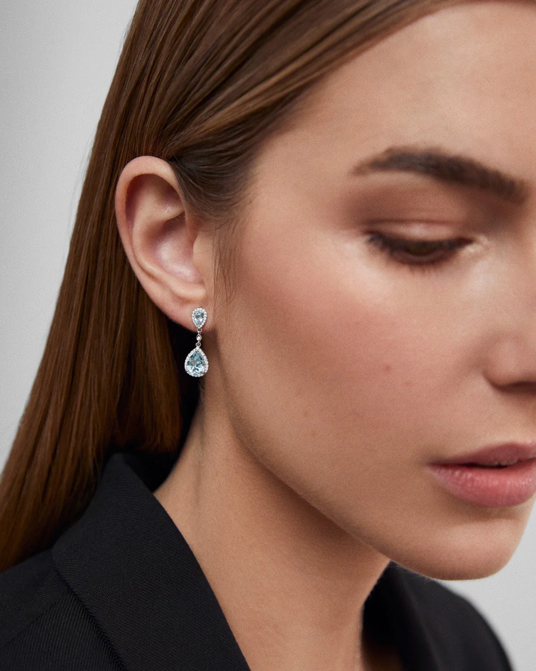 Pendientes Clarissa de Aguamarinas y Diamantes en Oro Blanco de 18 Kt - Image 2
