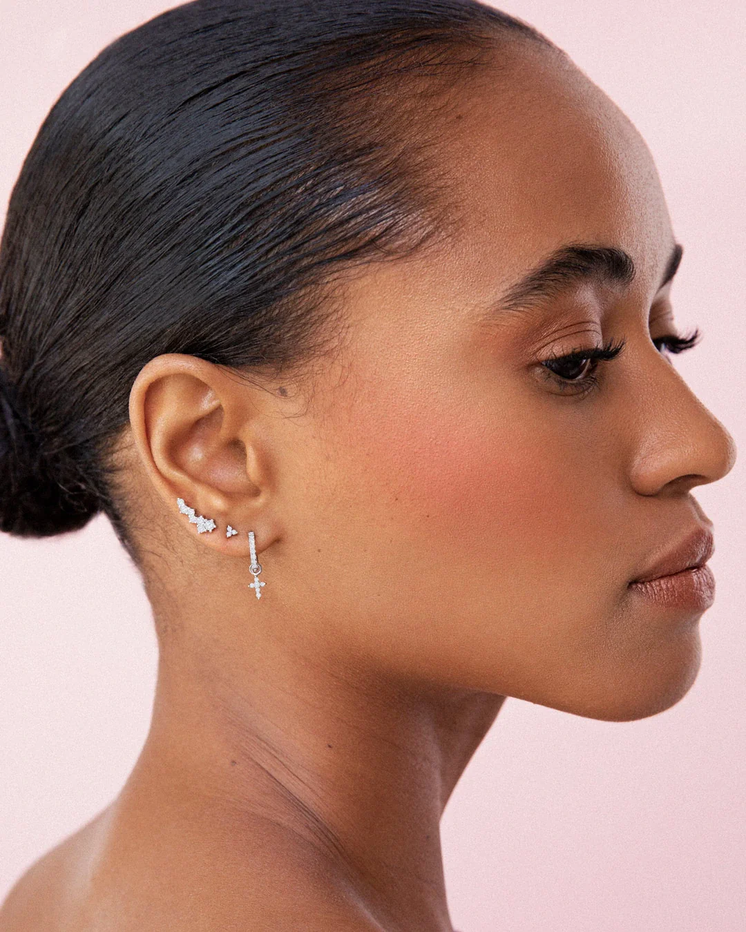 Pendientes Clover Mini de Diamantes en Oro Blanco de 18 Kt - Image 3