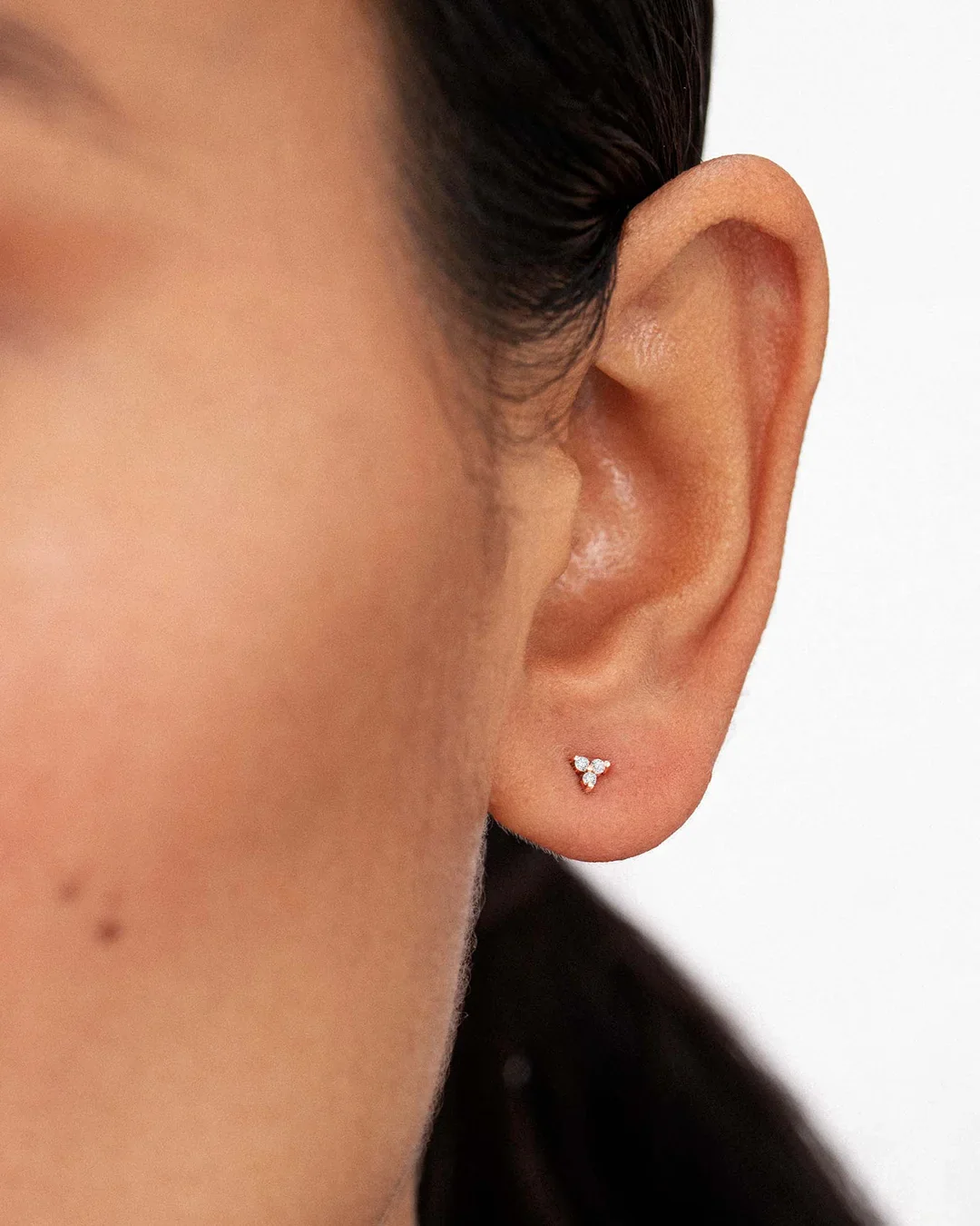 Pendientes Clover Mini de Diamantes en Oro Rosa de 18 Kt - Image 2