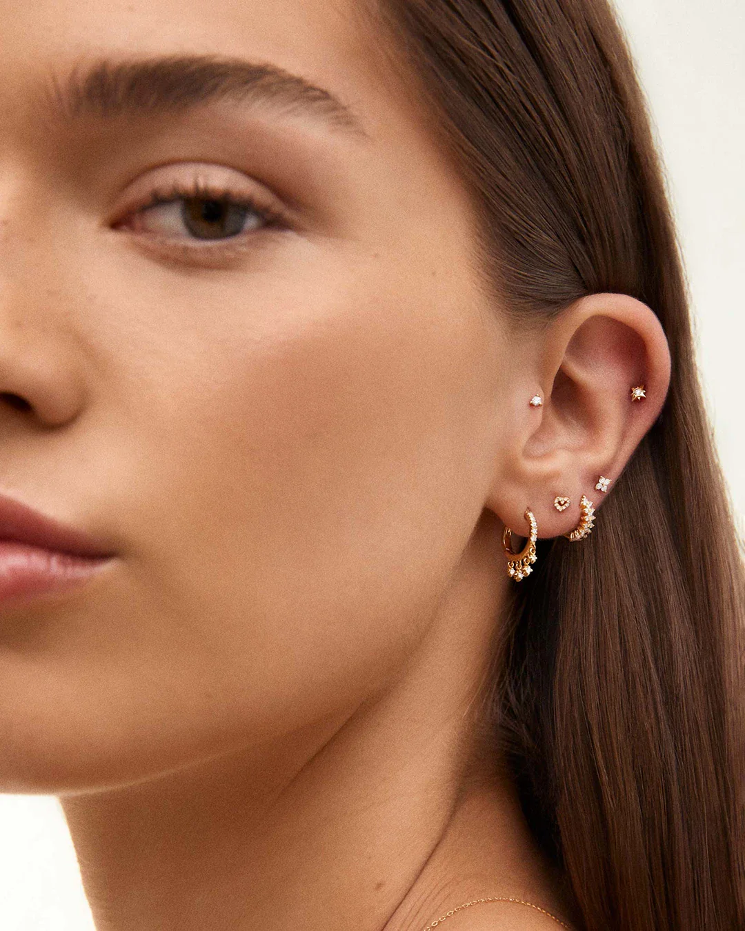 Pendientes Cross de Diamantes en Oro Amarillo de 18 Kt - Image 2