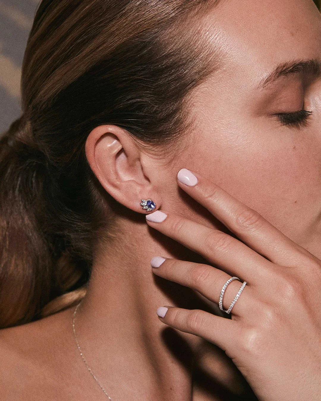 Pendientes Indigo Jay de Tanzanitas y Diamantes en Oro Blanco de 18 Kt - Image 3