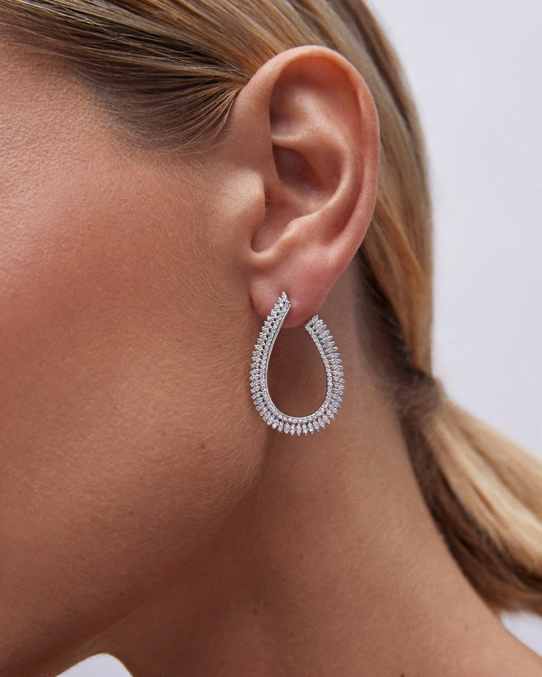 Pendientes Infinity de Diamantes en Oro Blanco de 18 Kt - Image 2