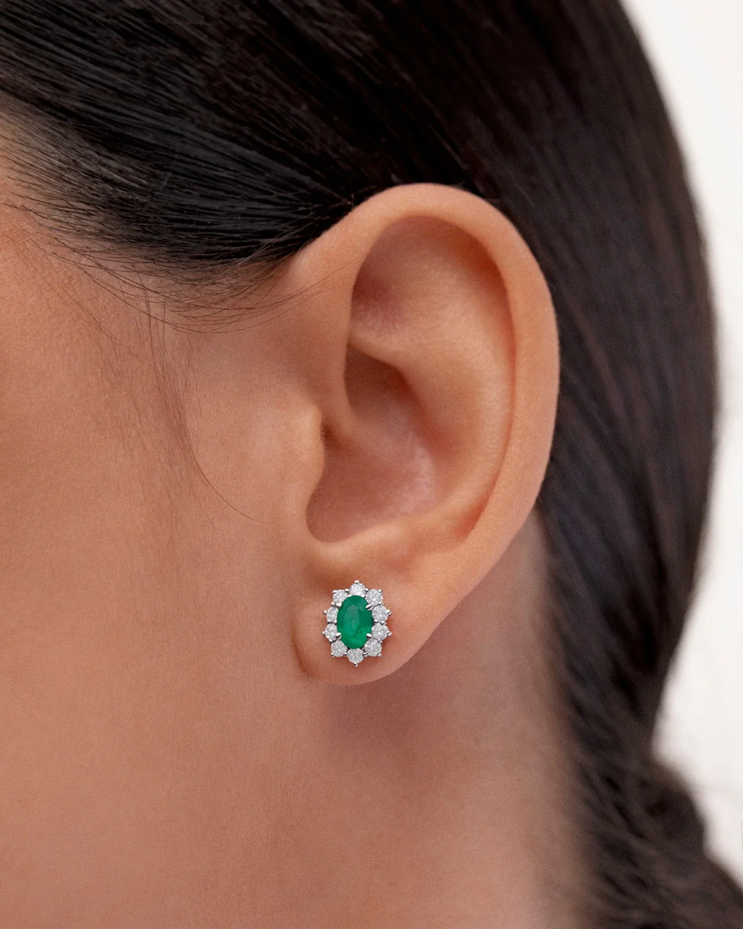 Pendientes Irem de Esmeraldas y Diamantes 0,55 Cts. en Oro Blanco de 18 Kt - Image 2
