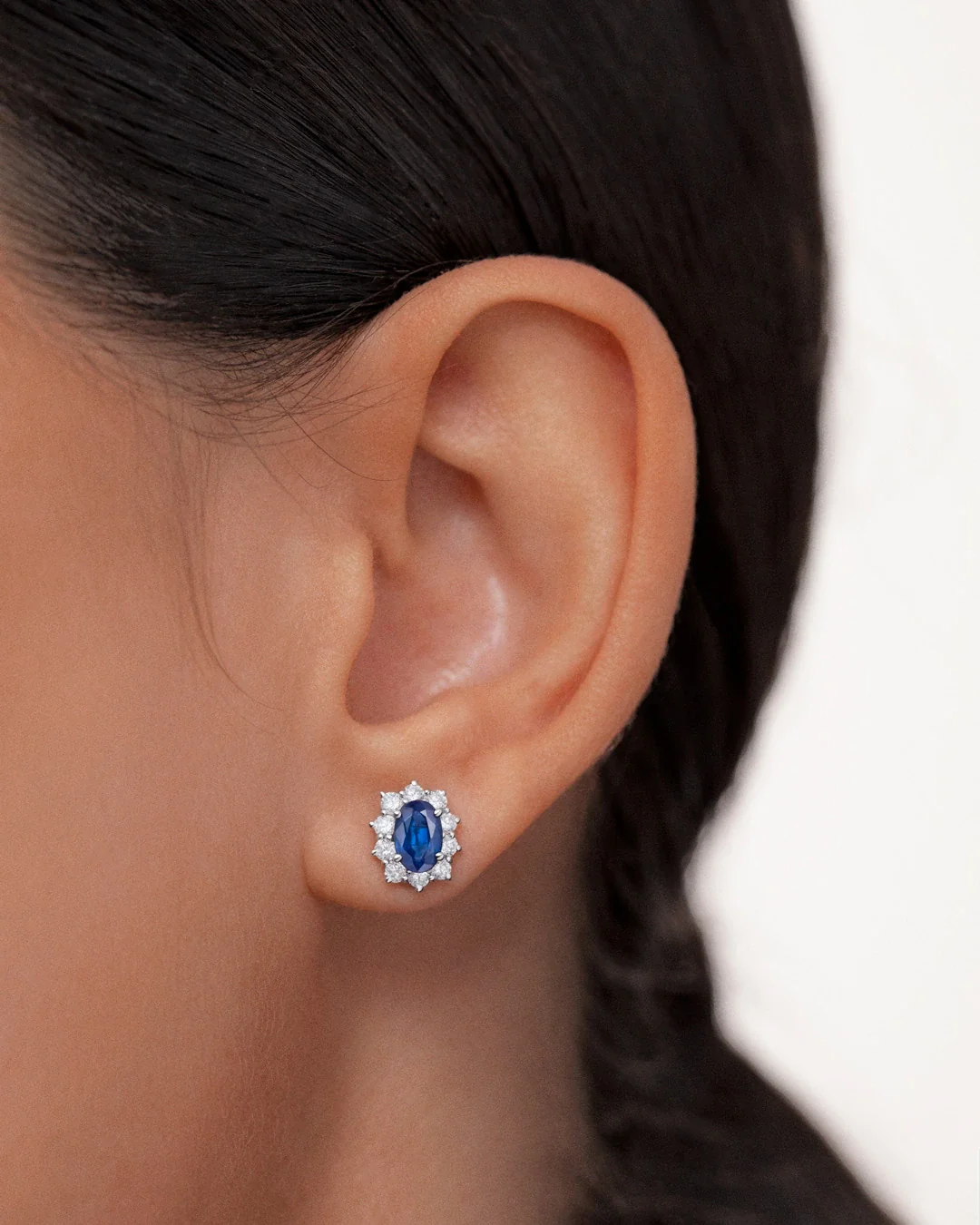 Pendientes Irem de Zafiros y Diamantes 0,55 Cts. en Oro Blanco de 18 Kt - Image 2
