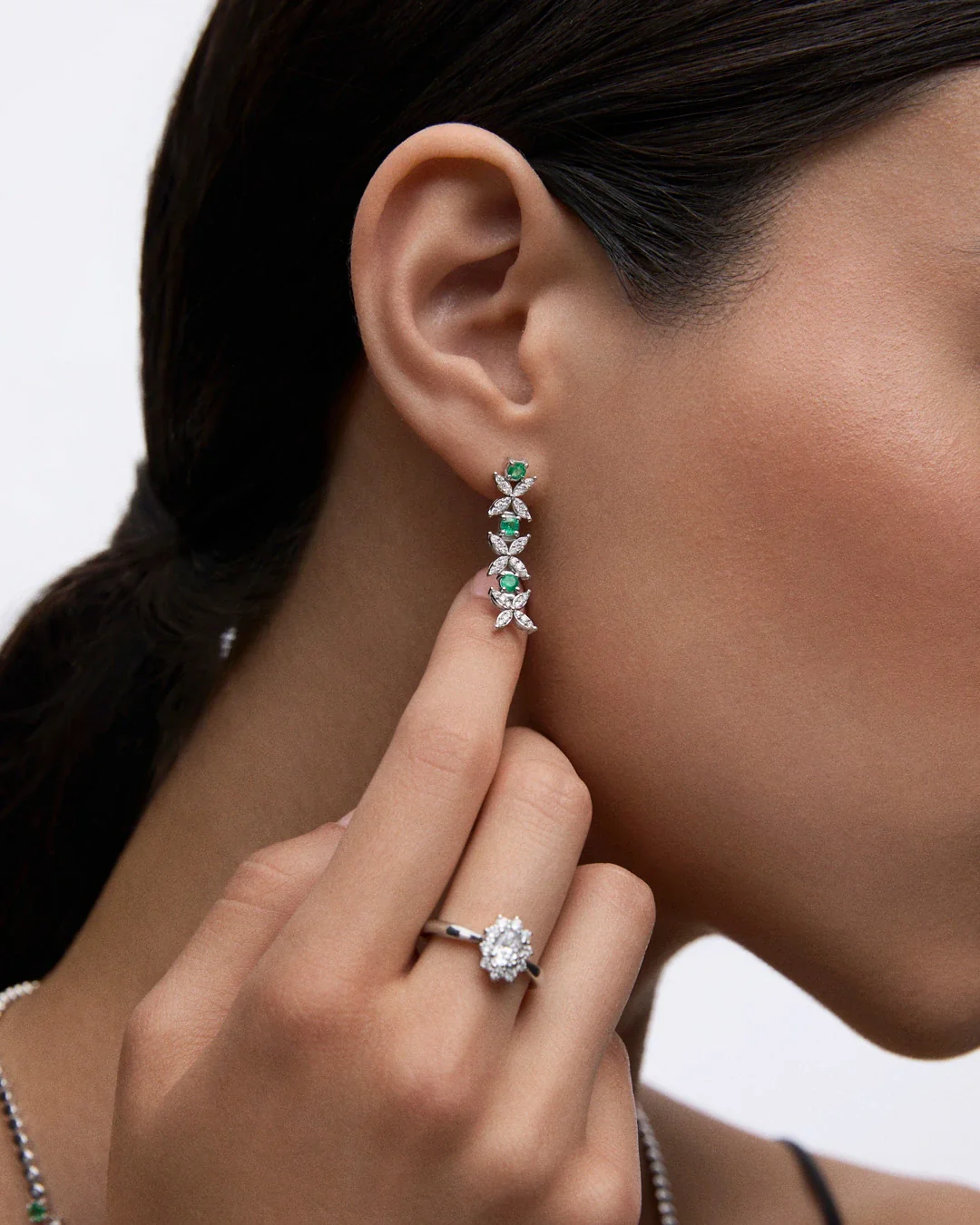 Pendientes Jasmine de Esmeraldas de Zambia y Diamantes en Oro Blanco de 18 Kt - Image 2