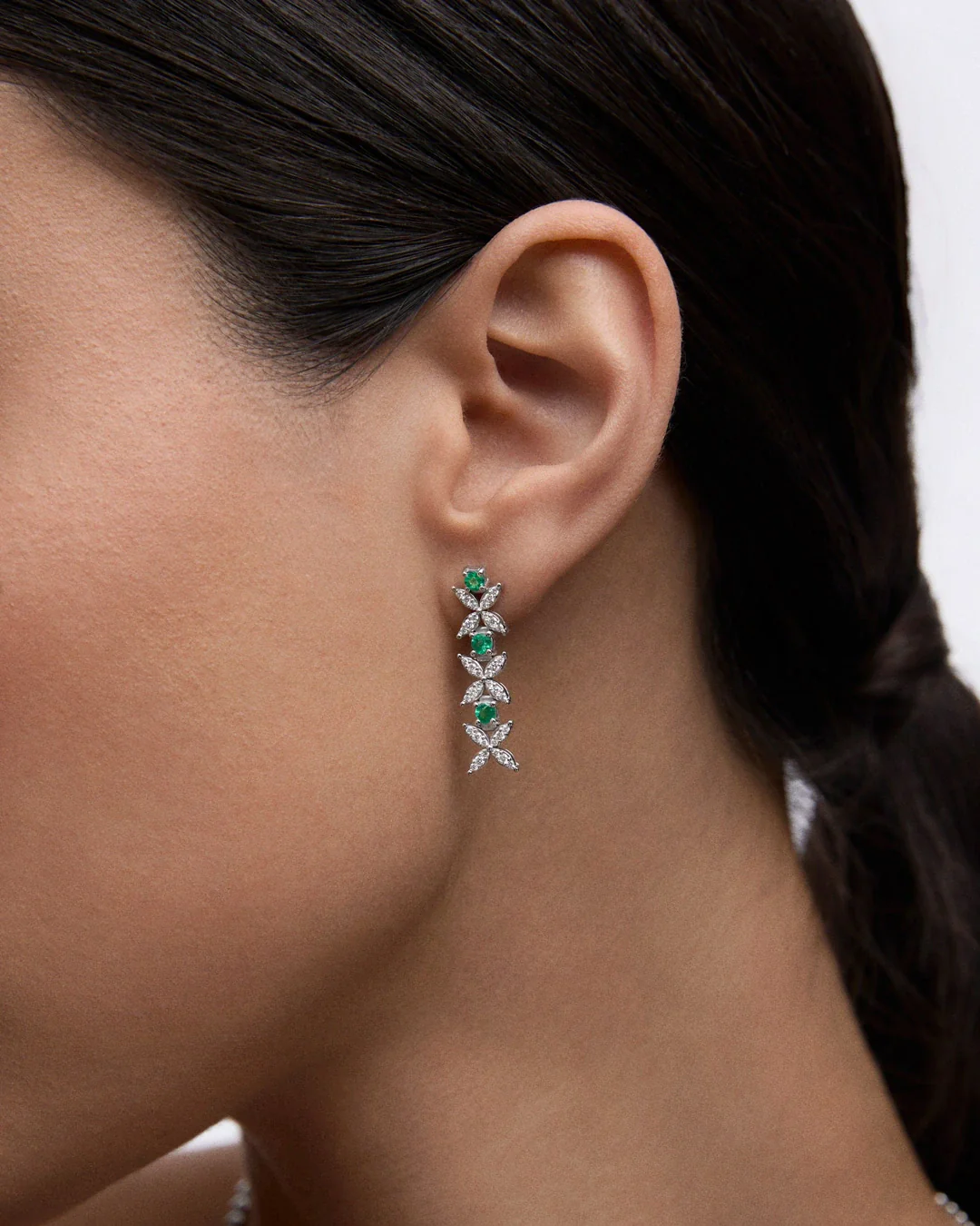 Pendientes Jasmine de Esmeraldas de Zambia y Diamantes en Oro Blanco de 18 Kt - Image 3