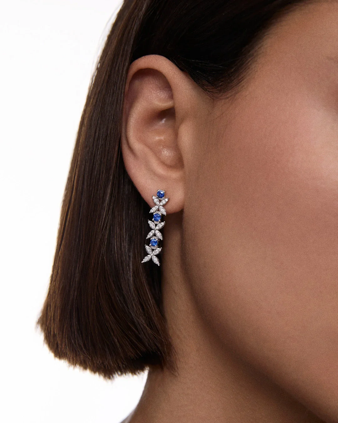 Pendientes Jasmine de Zafiros y Diamantes en Oro Blanco de 18 Kt - Image 2
