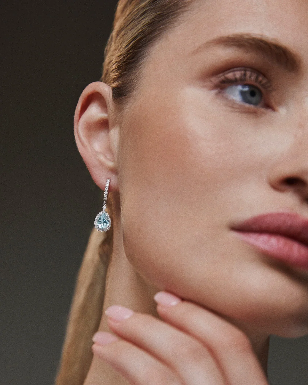 Pendientes Livia de Aguamarinas y Diamantes en Oro Blanco de 18 Kt - Image 2