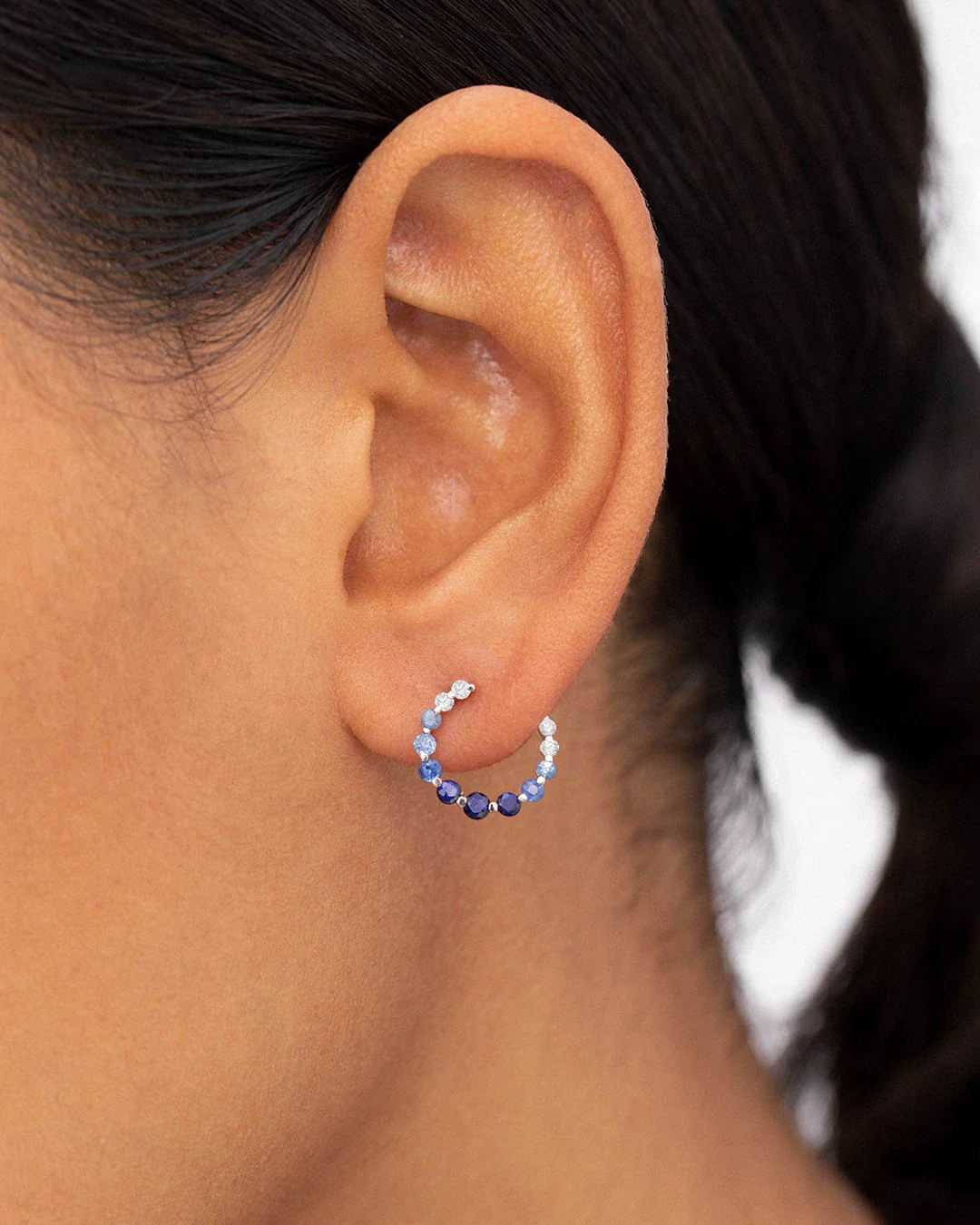 Pendientes Lucie de Zafiros y Diamantes en Oro Blanco de 18 Kt - Image 2