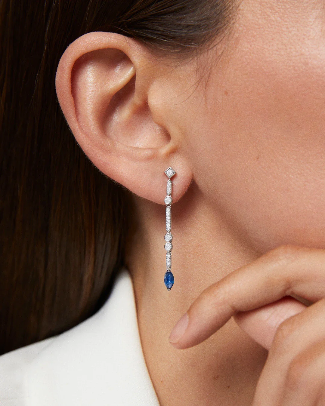 Pendientes Marion de Zafiros y Diamantes en Oro Blanco de 18 Kt - Image 2