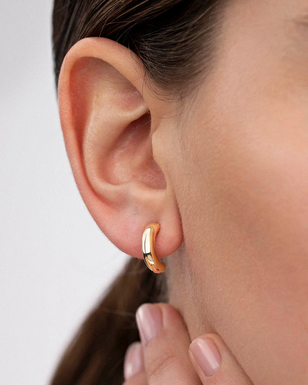 Pendientes Medio Aro Bold en Oro Amarillo de 18 Kt - Image 2