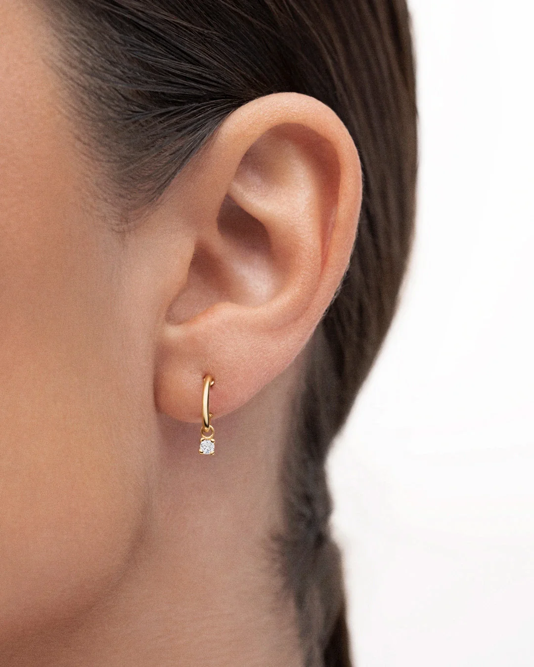 Pendientes Medio Aro Dot Diamonds en Oro Amarillo de 18 Kt - Image 2