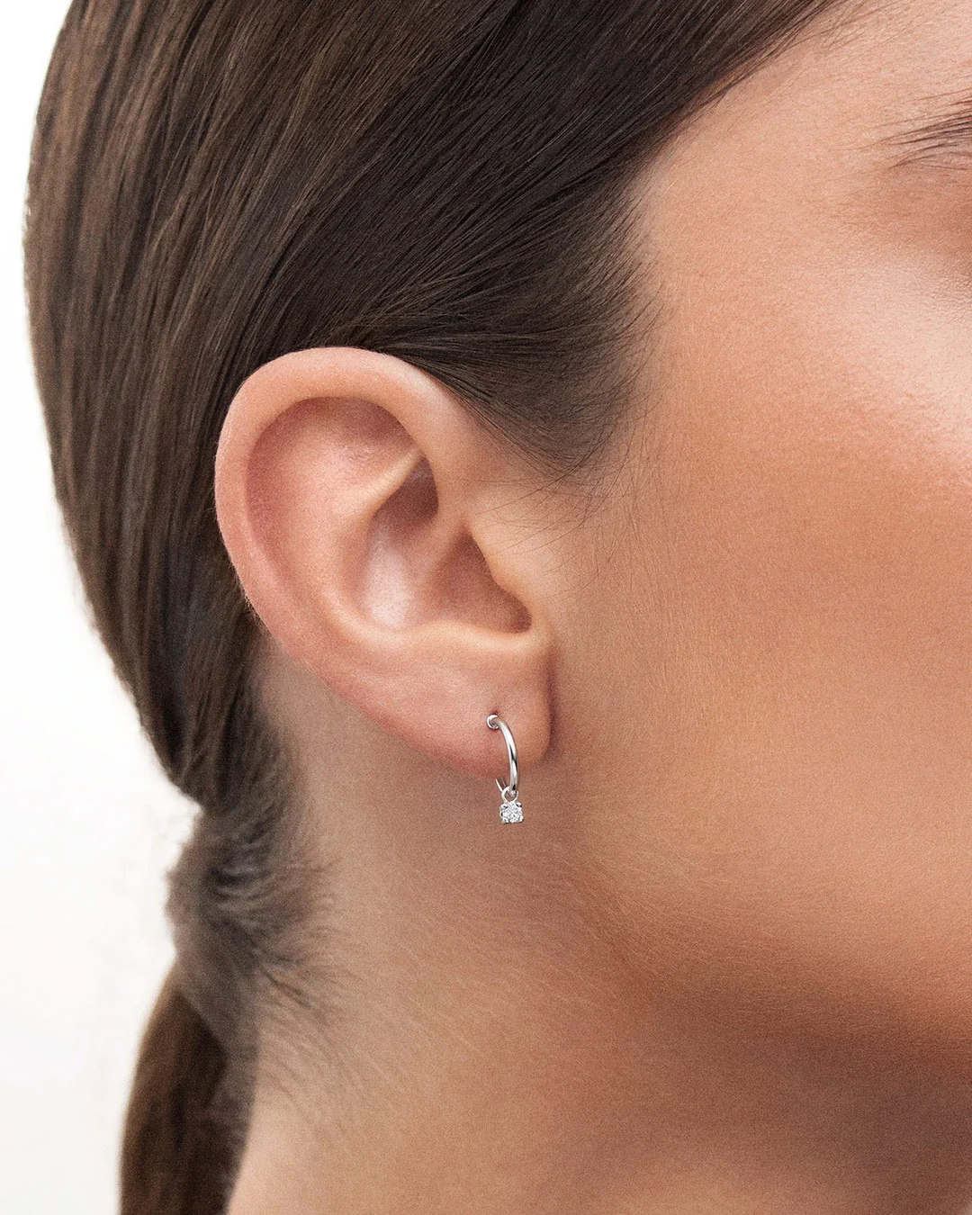 Pendientes Medio Aro Dot Diamonds en Oro Blanco de 18 Kt - Image 2