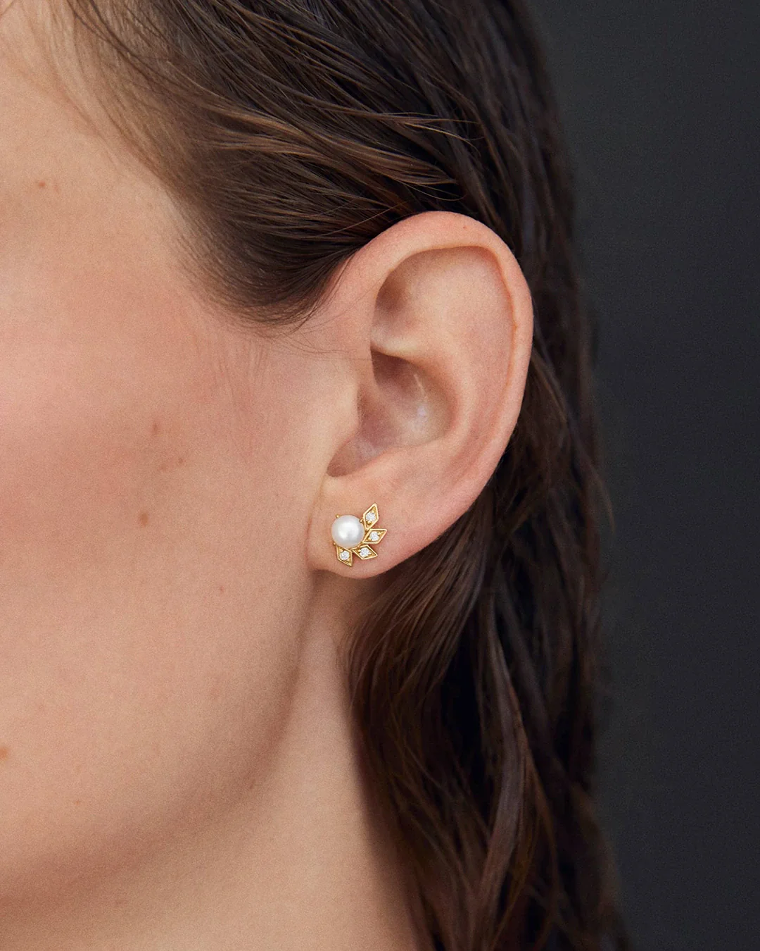 Pendientes Midnight Holly de Perlas y Diamantes en Oro Amarillo de 18 Kt - Image 2
