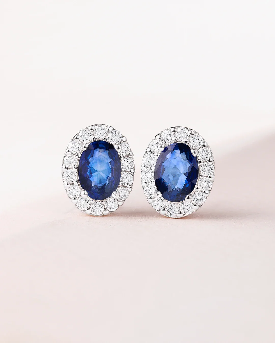 Pendientes Nicole de Zafiros y Diamantes en Oro Blanco de 18 Kt - Image 5