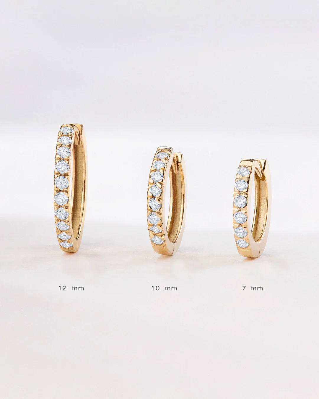 Pendientes Petite Diamonds Aro 12 MM en Oro Amarillo de 18 Kt - Image 5