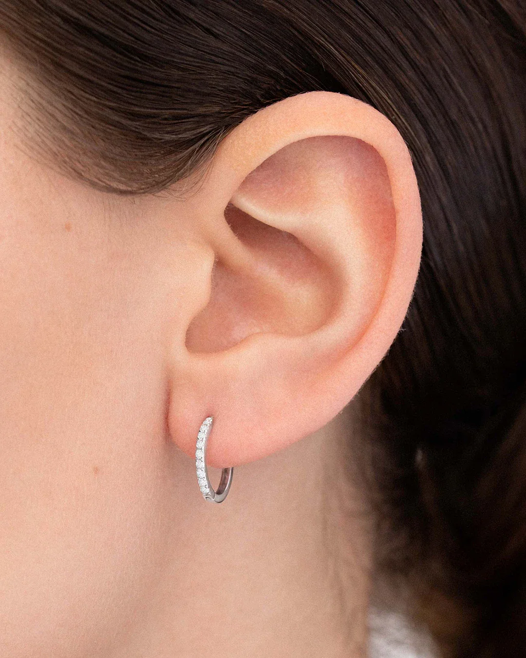 Pendientes Petite Diamonds Aro 12 MM en Oro Blanco de 18 Kt - Image 2