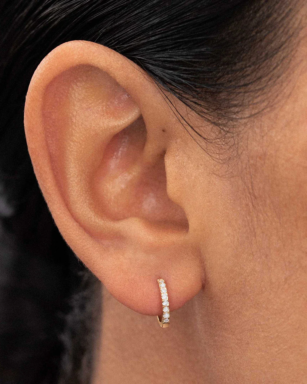 Pendientes Petite Diamonds Aro en Oro Amarillo de 18 Kt - Image 2