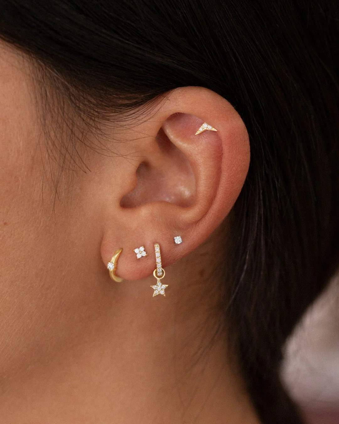 Pendientes Petite Diamonds Aro MINI en Oro Amarillo de 18 Kt - Image 3