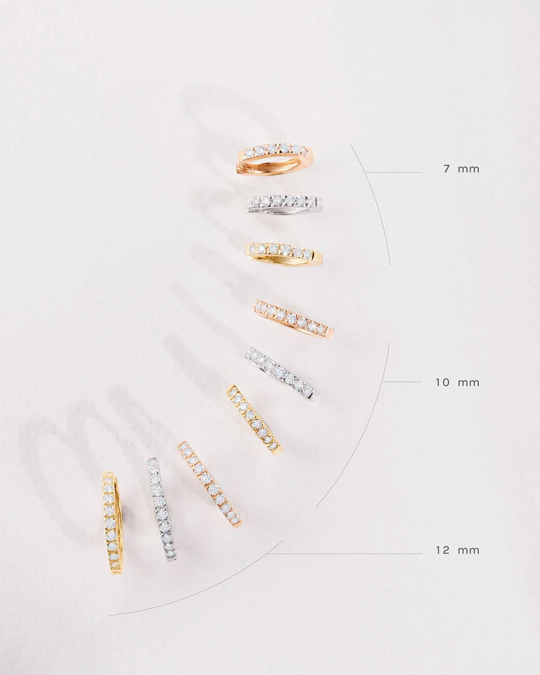 Pendientes Petite Diamonds Aro MINI en Oro Blanco de 18 Kt - Image 4