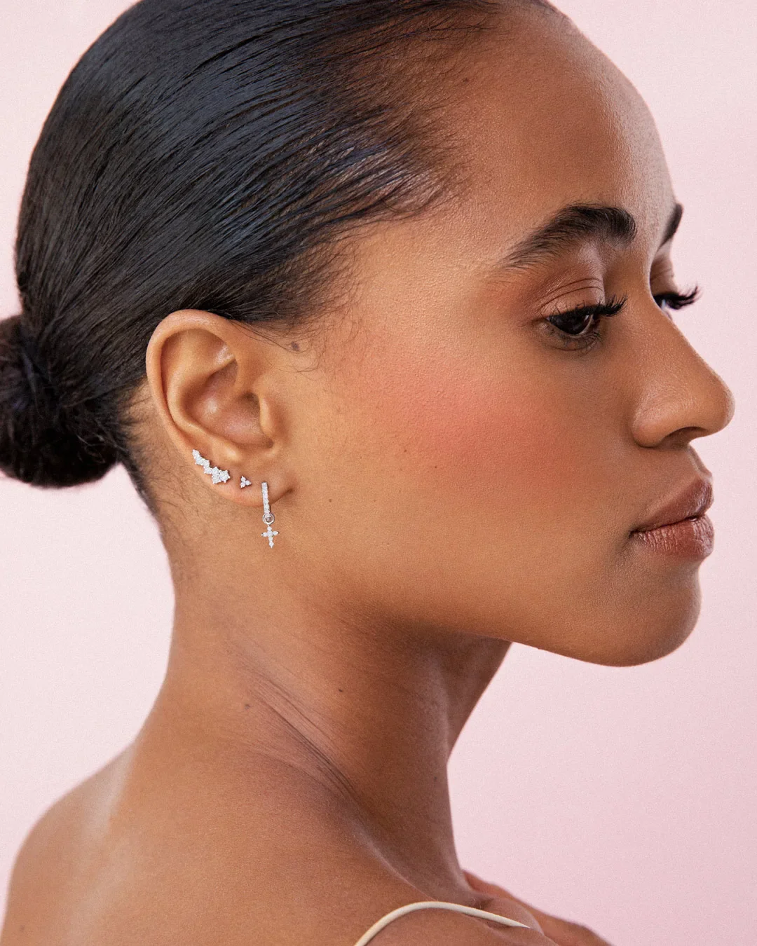 Pendientes Petite Diamonds Aro en Oro Blanco de 18 Kt - Image 3
