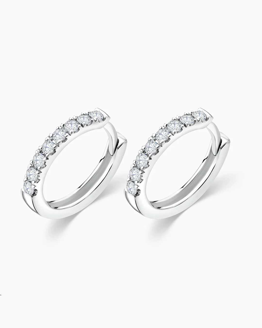Pendientes Petite Diamonds Aro en Oro Blanco de 18 Kt - Image 4