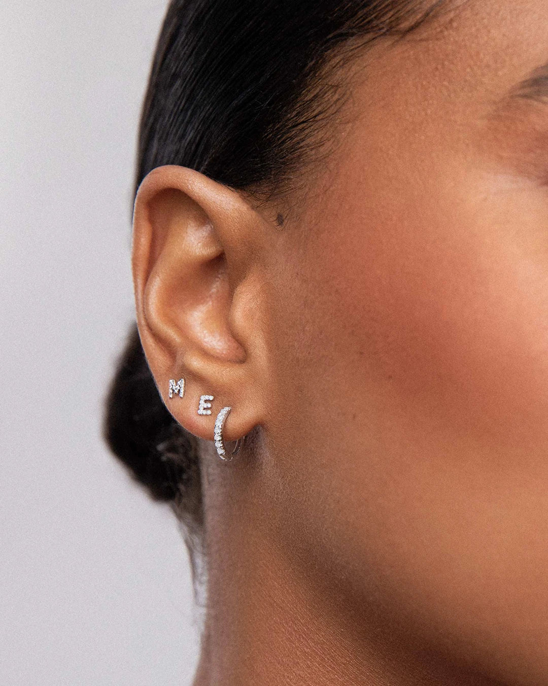 Pendientes Petite Diamonds Aro en Oro Blanco de 18 Kt - Image 5