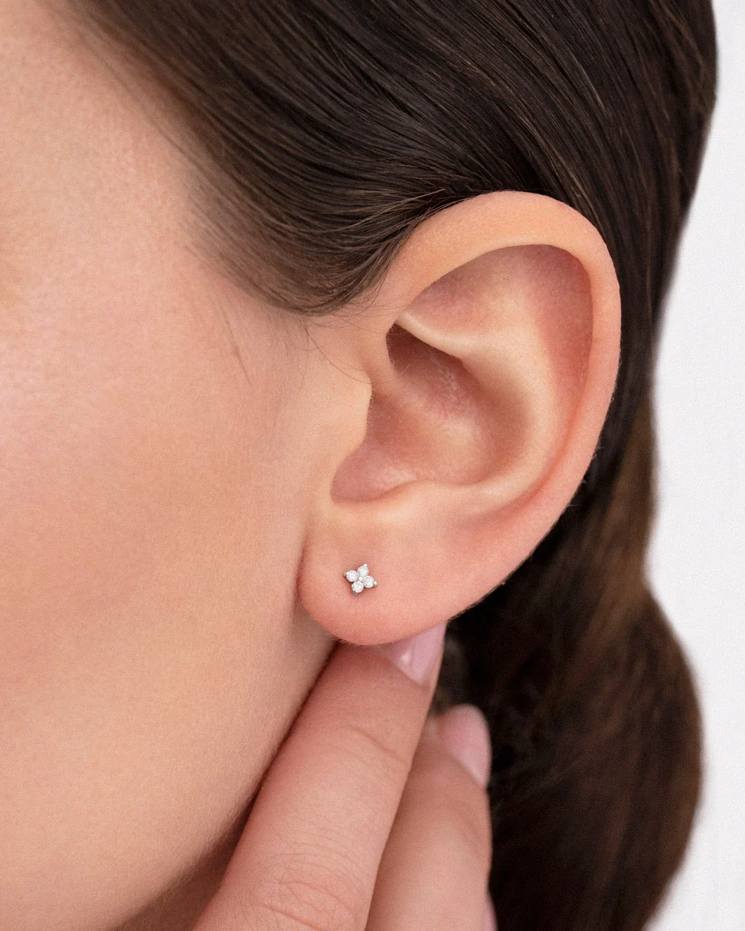 Pendientes Petite Diamonds Cross Large en Oro Blanco de 18 Kt - Image 2