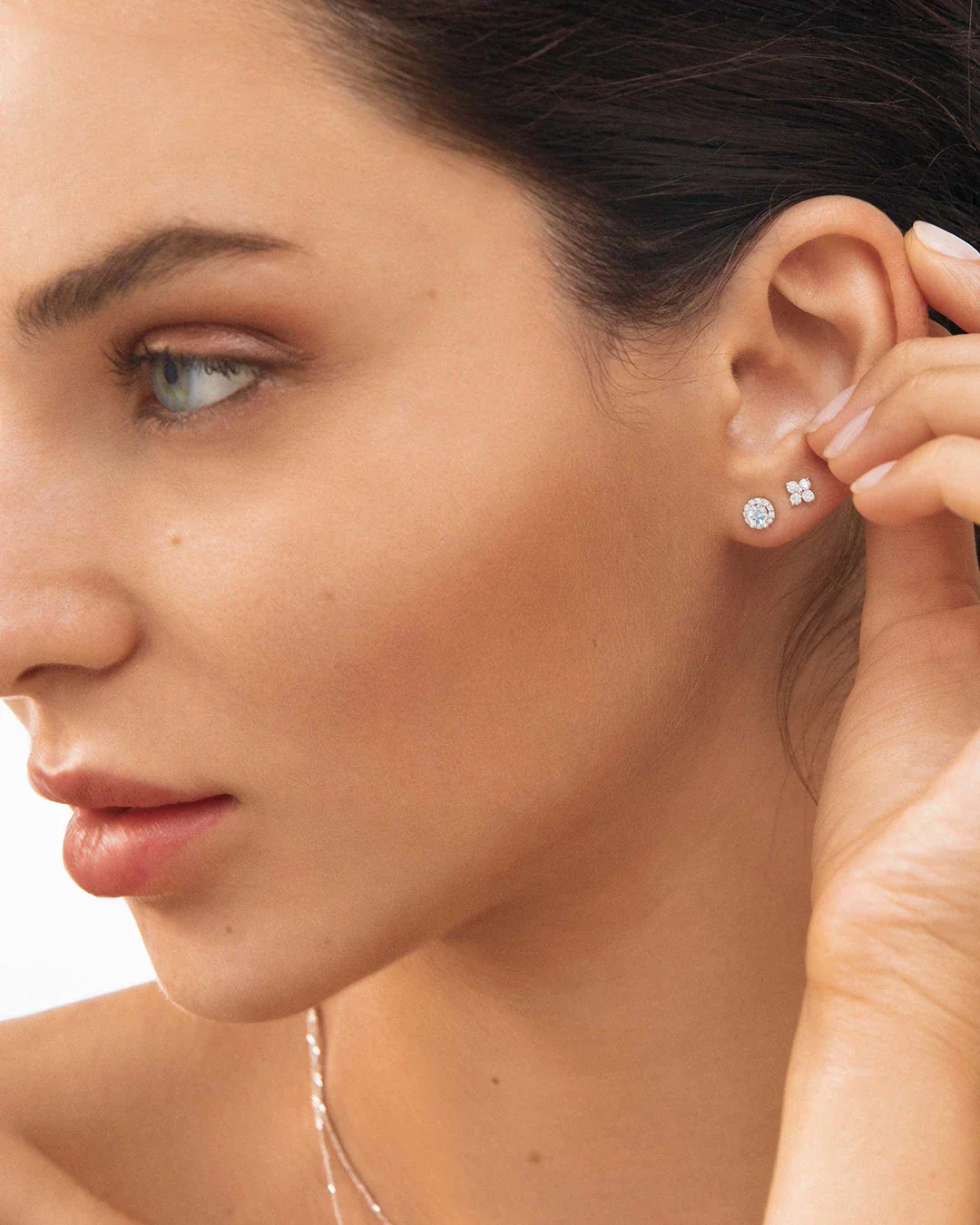Pendientes Petite Diamonds Cross en Oro Blanco de 18 Kt - Image 3