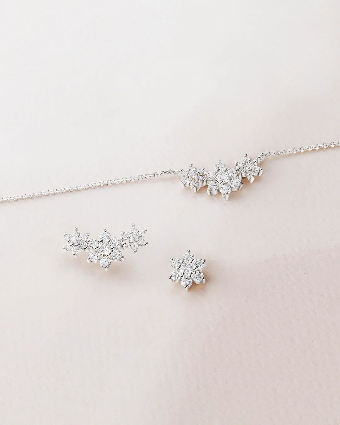 Pendientes Rosette de Diamantes 0,40 Cts. en Oro Blanco de 18 Kt - Image 6