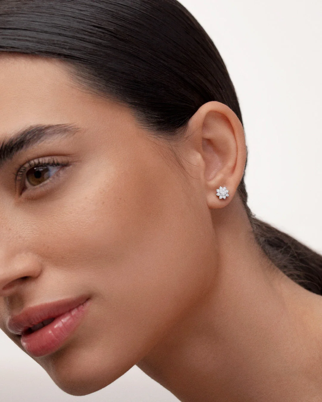 Pendientes Rosette Solitaire de Diamantes en Oro Blanco de 18 Kt - Image 2