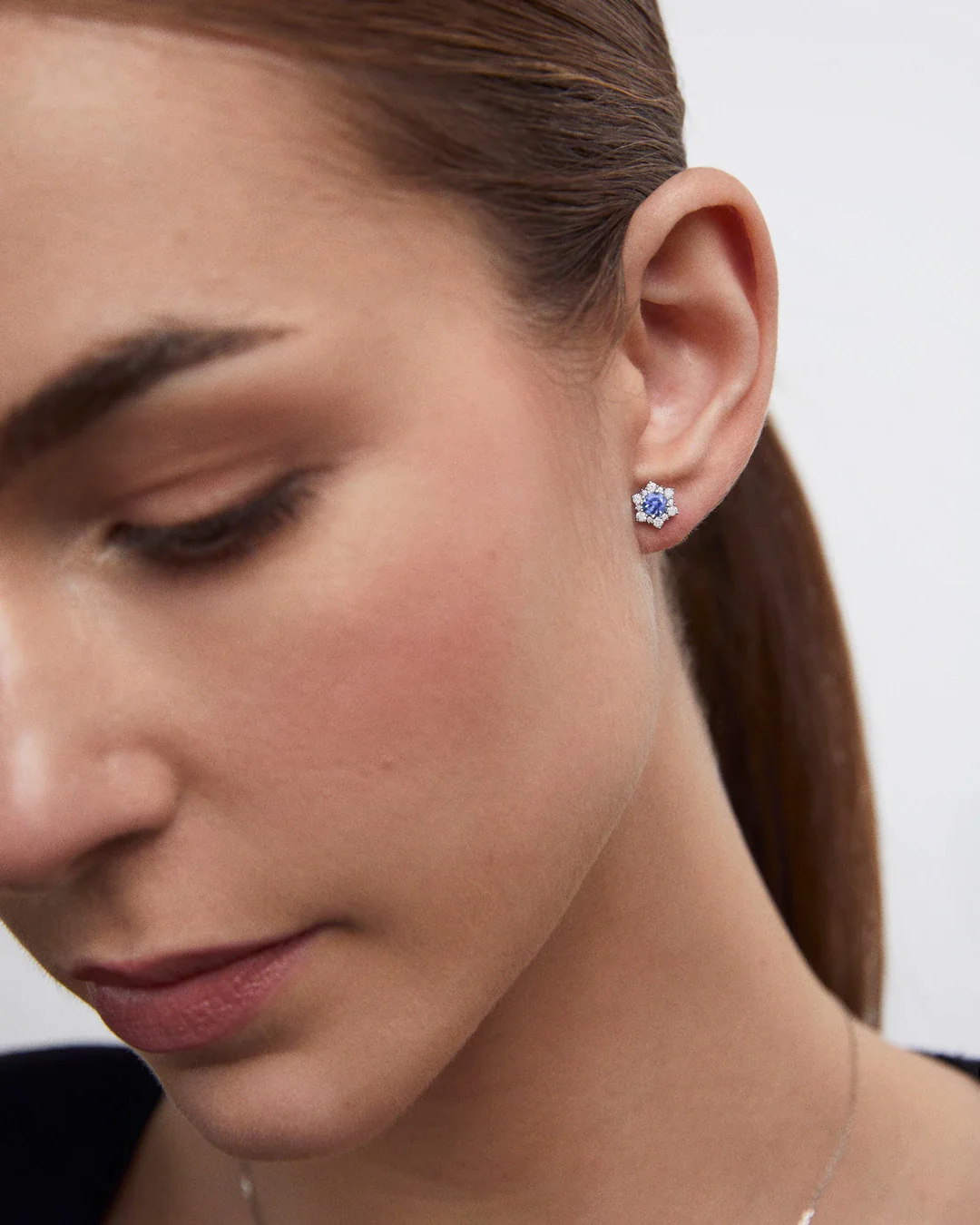Pendientes Spirit of the Rose de Tanzanitas y Diamantes en Oro Blanco de 18 Kt - Image 2
