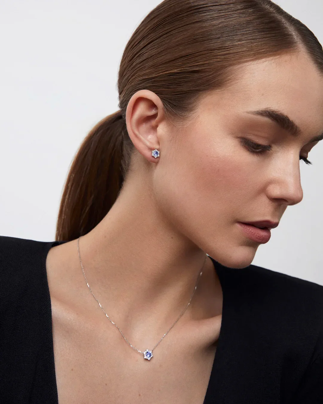 Pendientes Spirit of the Rose de Tanzanitas y Diamantes en Oro Blanco de 18 Kt - Image 3