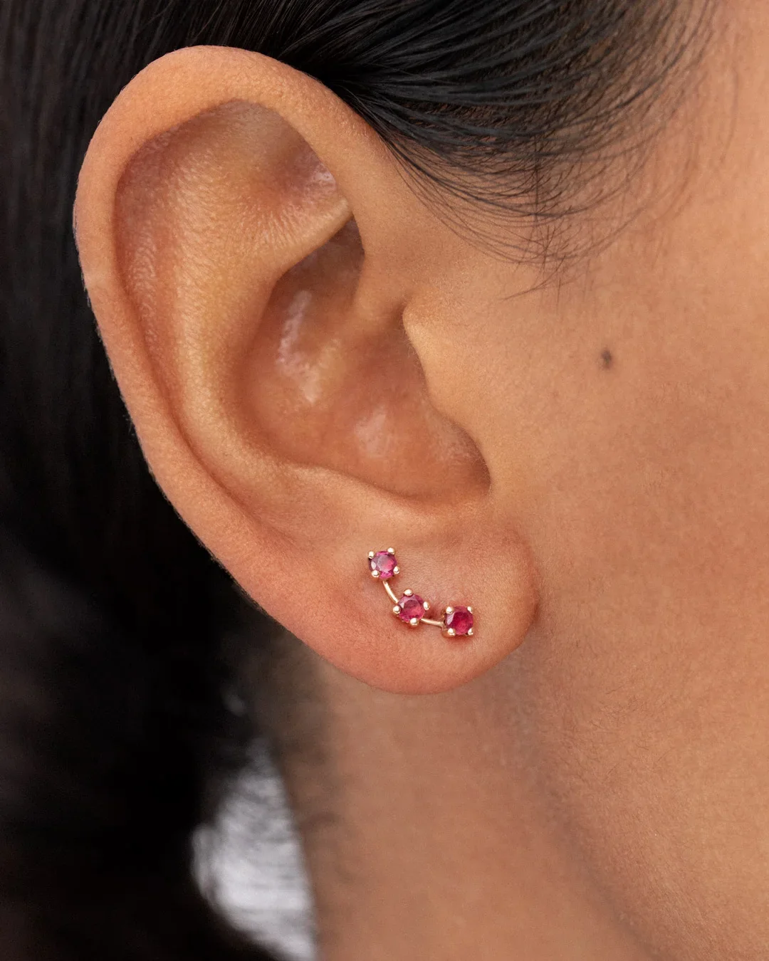Pendientes Trepadores Essentials in Colors Rubí en Oro Rosa de 18 Kt - Image 2