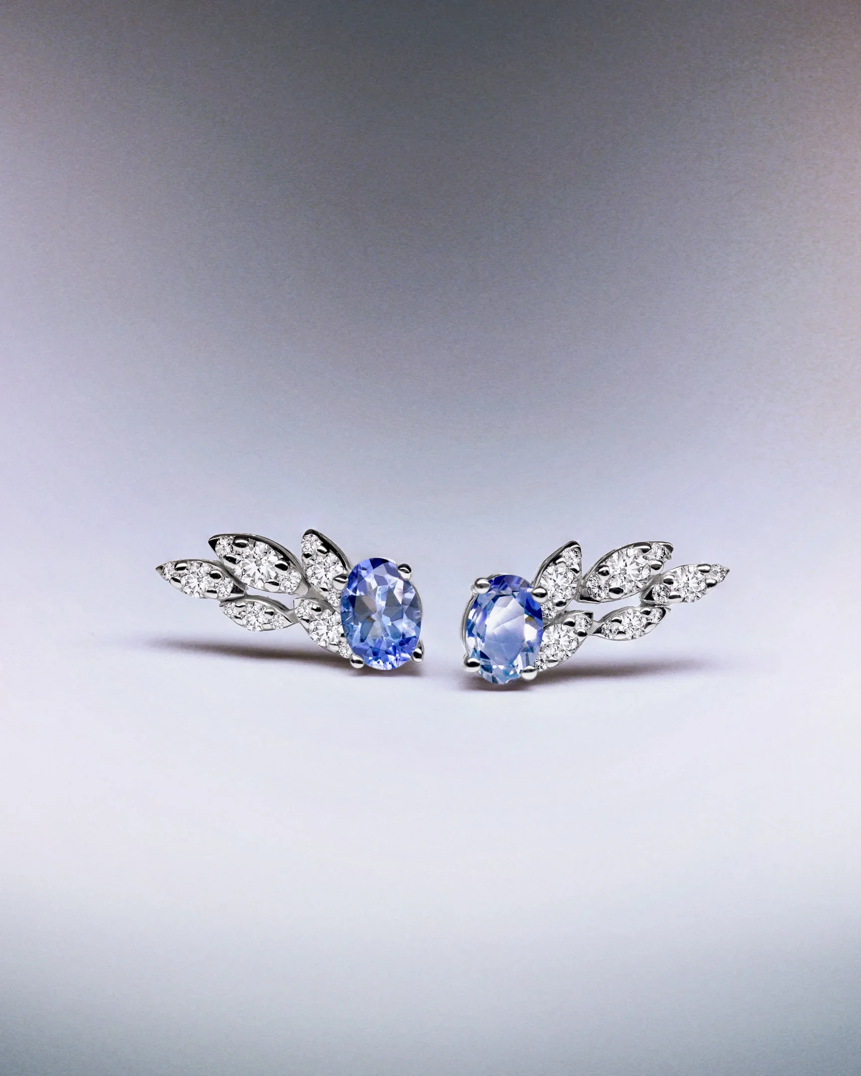 Pendientes Trepadores Indigo Jay de Tanzanitas y Diamantes en Oro Blanco de 18 Kt - Image 5