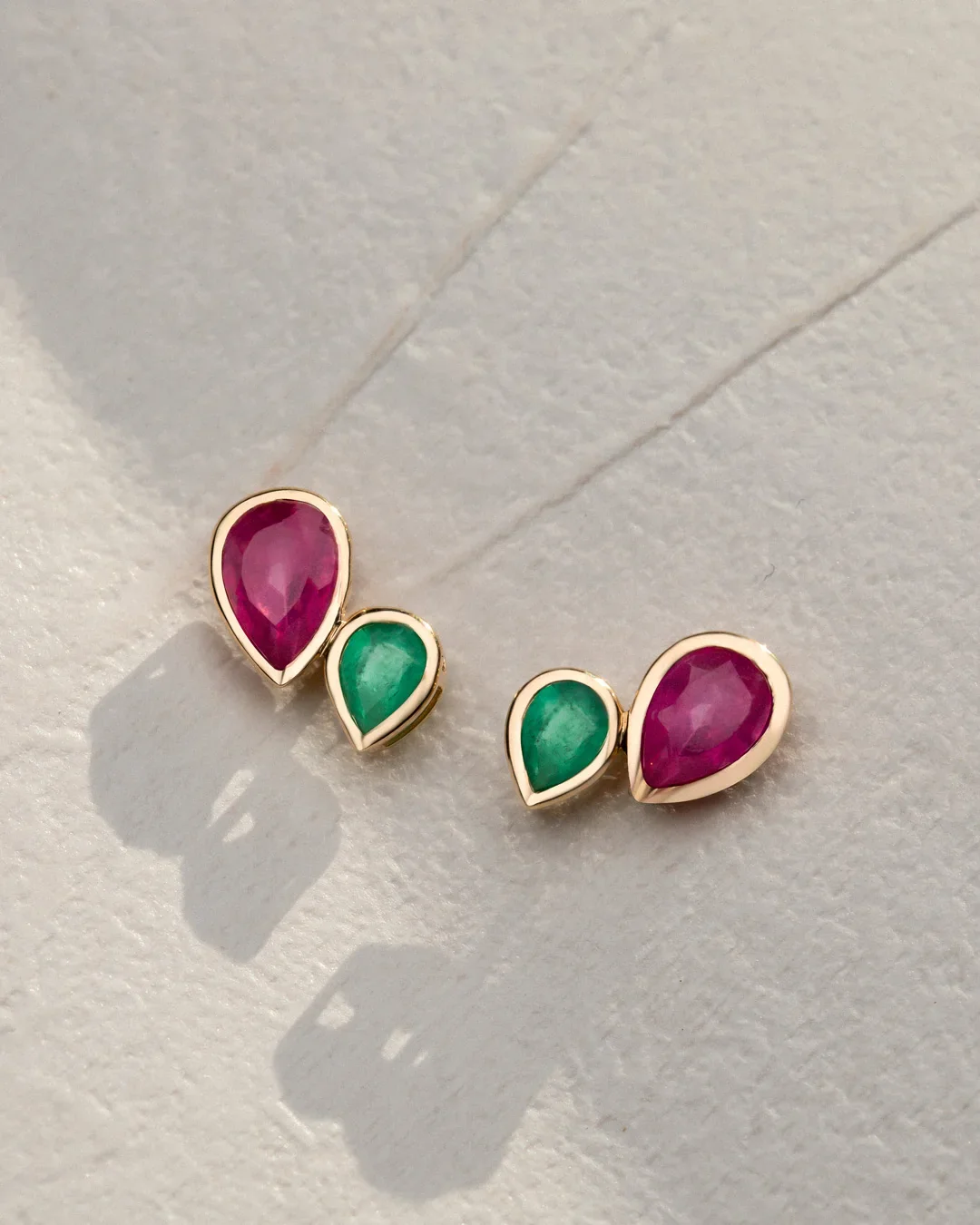 Pendientes Trepadores Nelis de Rubí y Esmeralda en Oro Amarillo de 18 Kt - Image 4