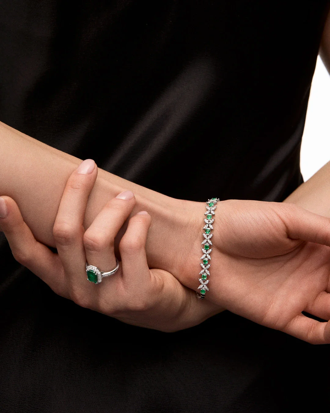 Pulsera Jasmine de Esmeraldas y Diamantes en Oro Blanco de 18 Kt - Image 2