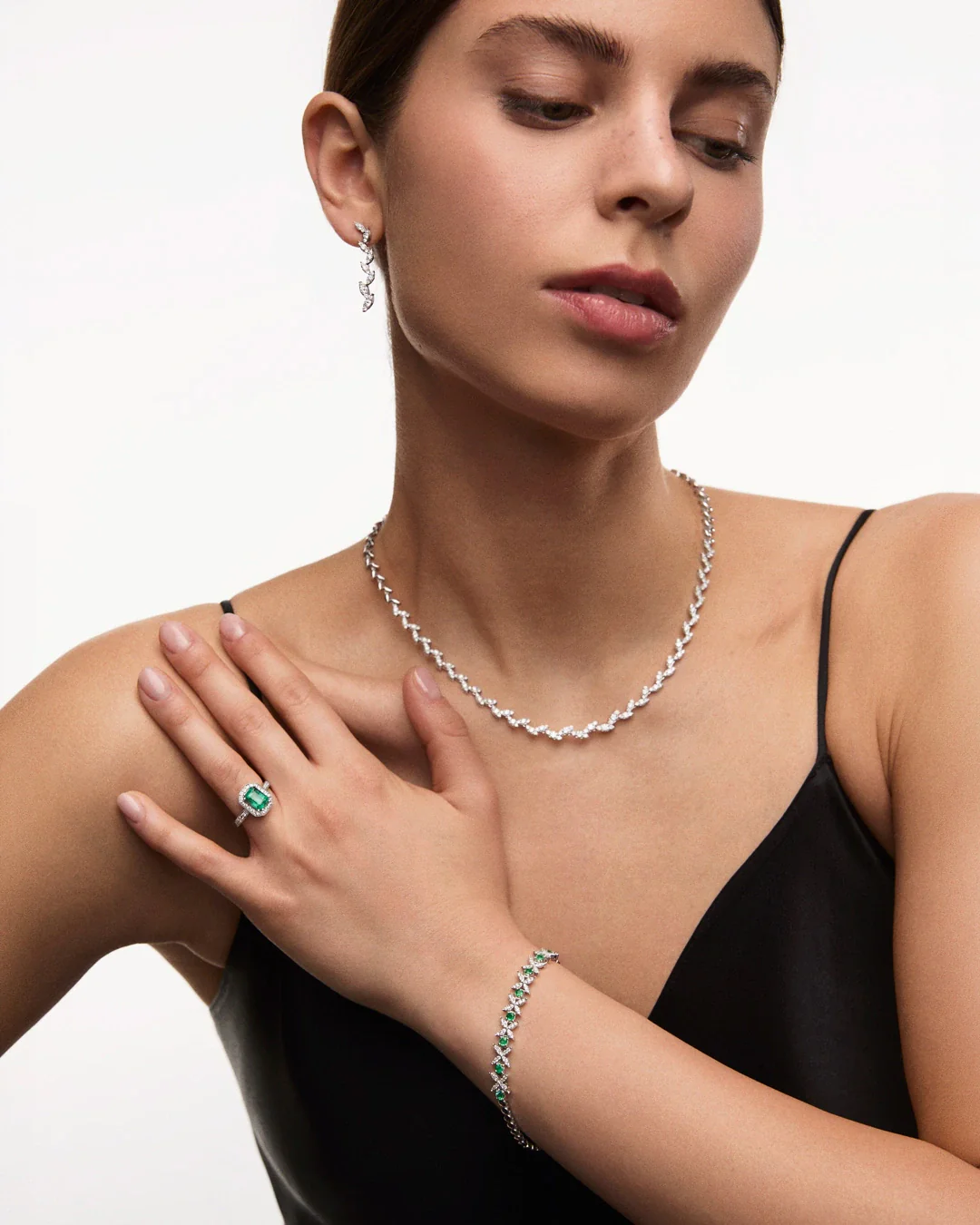 Pulsera Jasmine de Esmeraldas y Diamantes en Oro Blanco de 18 Kt - Image 3