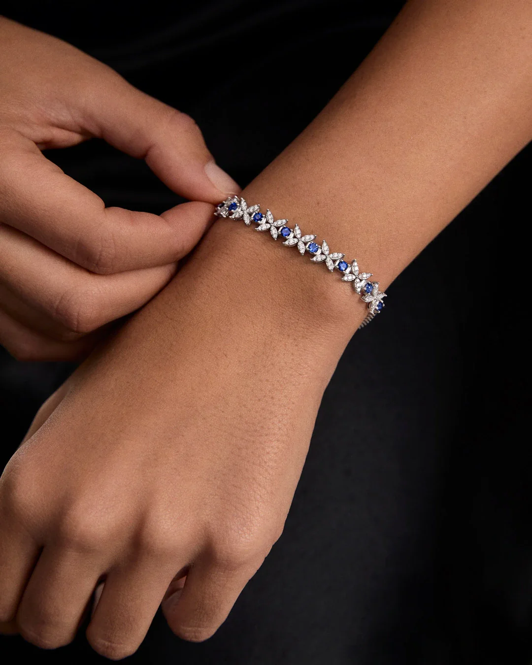 Pulsera Jasmine de Zafiros y Diamantes en Oro Blanco de 18 Kt - Image 3