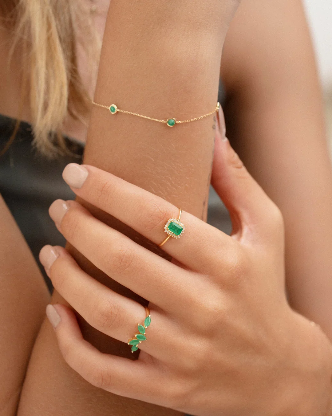 Pulsera Stud Colors de Esmeraldas en Oro Amarillo de 18 Kt - Image 3