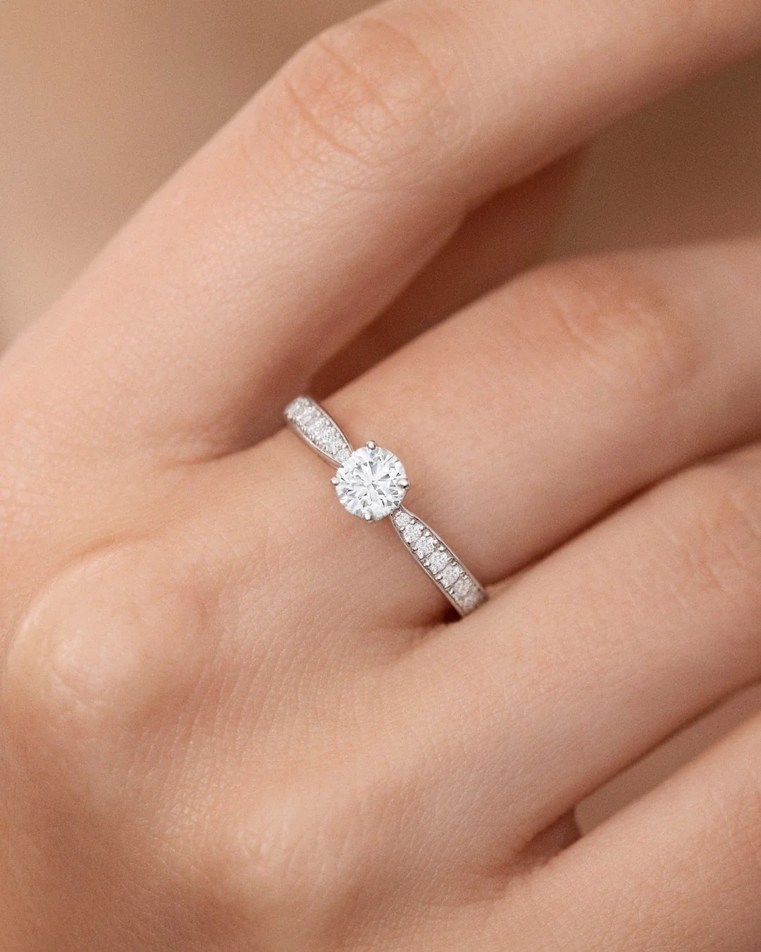 Solitario Always Pavé de Diamantes 0,86 Cts. en Oro Blanco de 18 Kt - Image 2