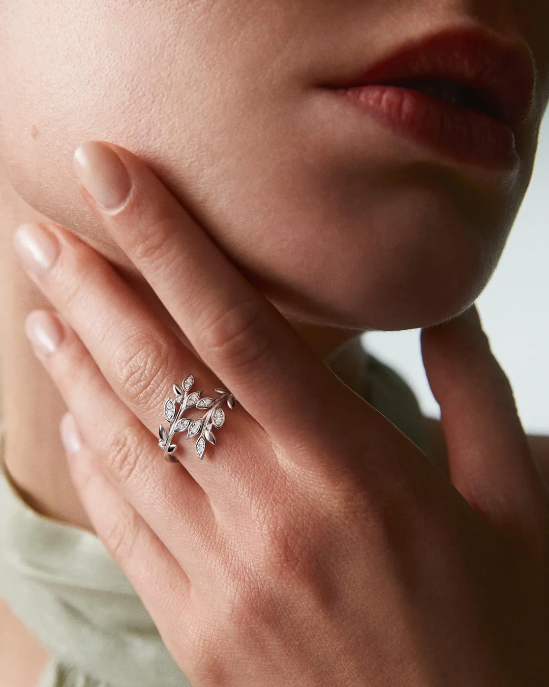 Sortija Abierta Dafne de Diamantes en Oro Blanco de 18 Kt - Image 2